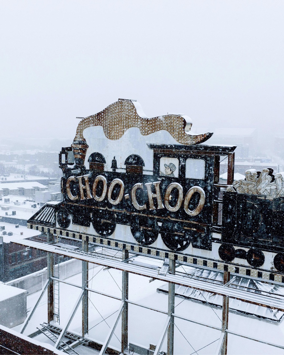 Merry Christmas Eve! 🎄If you’re still looking for a holiday fix, stop by the Chattanooga Choo Choo to enjoy its magical Christmas decor, complete with festive lights and a grand tree in the lobby.

📷 Photo by Kelly Lacy