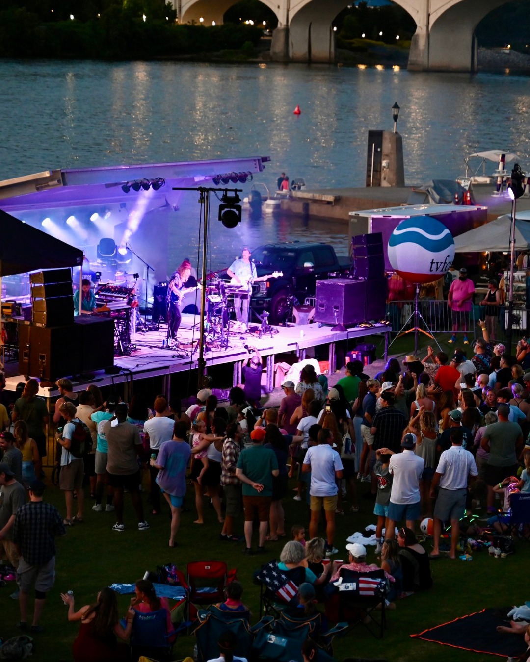 At @riverfrontnights, locals and visitors alike can enjoy free live music under the stars every Saturday from late May through early September. 🎵 Head to Ross's Landing on September 5 for the final concert of the summer, featuring Let's Groove Tonight, an Earth, Wind & Fire tribute band.