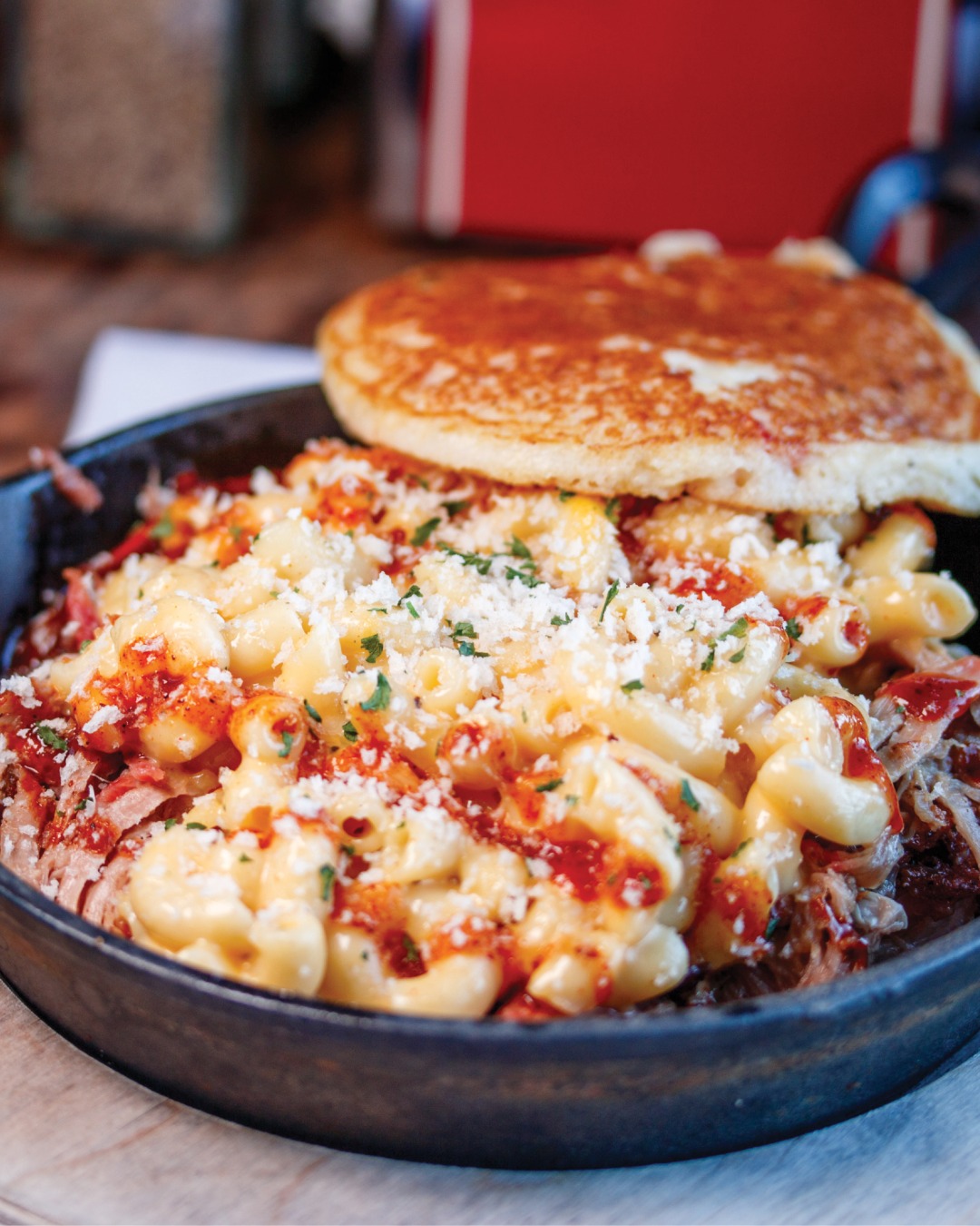 Puckett's Restaurant has been serving up smoked meats, breakfast platters, and Southern favorites in Chattanooga since 2013. 🍽️ Pictured here? Puckett’s piggy mac features wood-smoked pulled pork in an iron skillet, topped with white cheddar mac n’ cheese and biscuit crumbs.