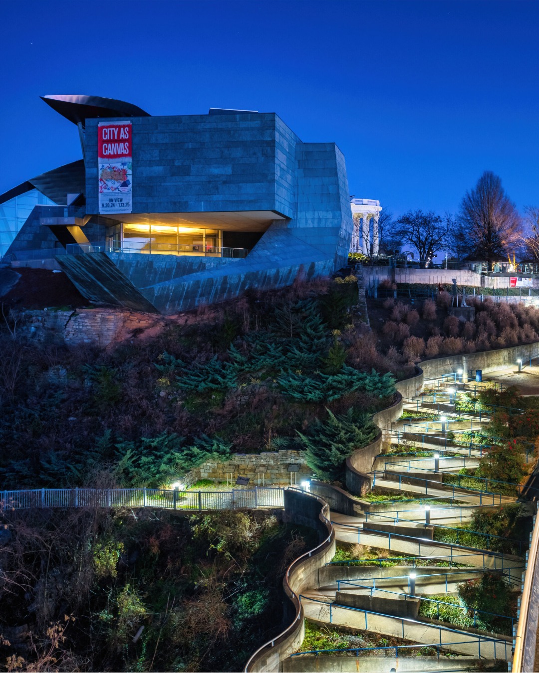 Perched high above the Tennessee River, the Hunter Museum of American Art (@huntermuseum) blends stunning architecture with incredible galleries and exhibits. 🎨 Inside or out, the views here never disappoint.