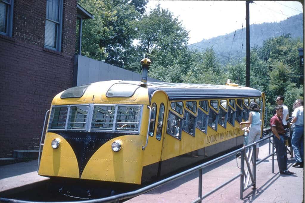 picture of a yellow incline rail train in chattanooga