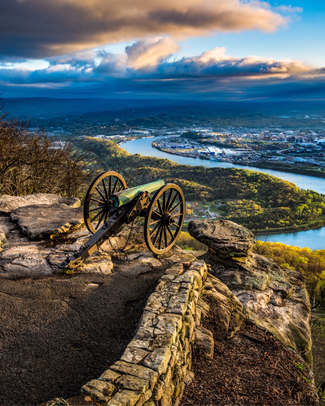 Located atop Lookout Mountain, Point Park houses 16 acres of overlooks, monuments, and historical insight into the Battle of Lookout Mountain, making it a must-visit destination for history buffs and nature enthusiasts alike. ⛰️