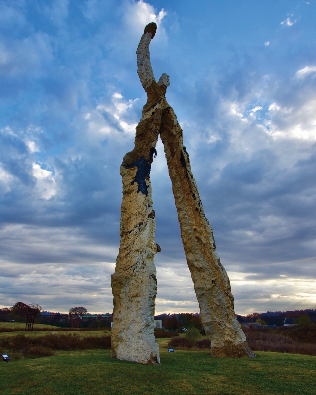 Located in Montague Park, Sculpture Fields features 33 acres of winding trails alongside over 60 large-scale and world-class sculptures. 🌳 Visitors can walk, relax, and reflect against the stunning backdrop of Lookout Mountain.

📸 Josh Cooper