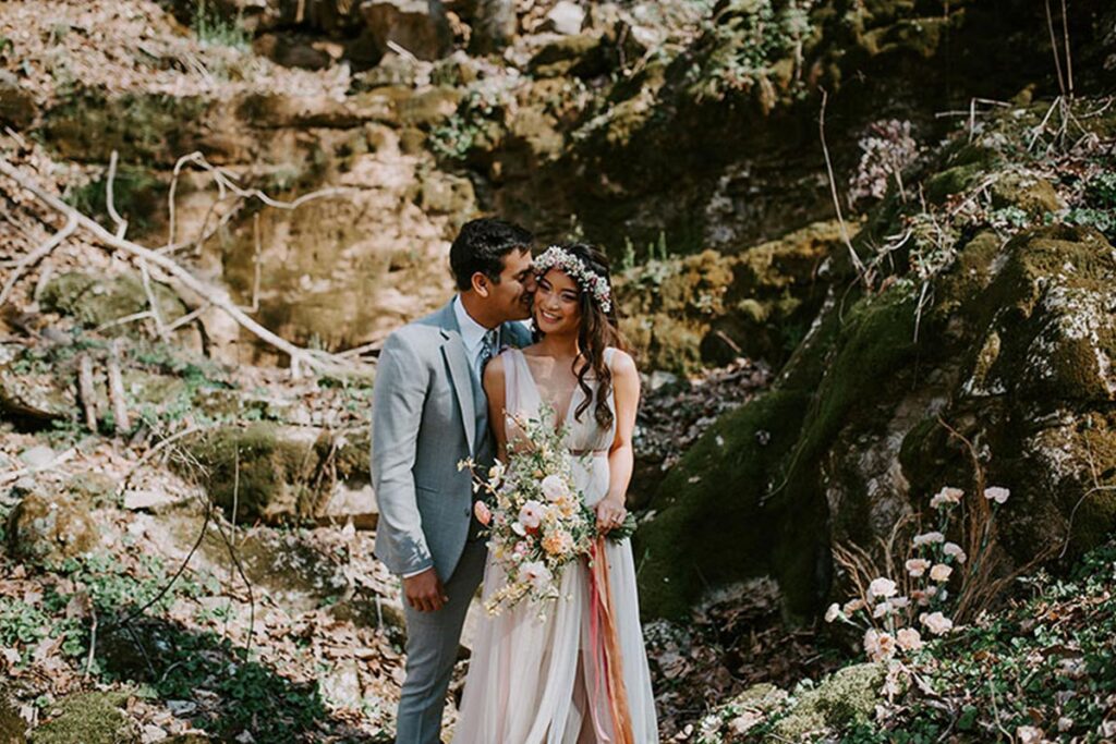 Wedding couple at oak leaf