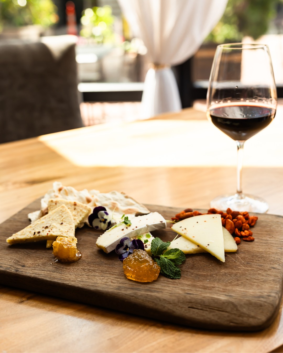 Say cheese! 🧀 Try this artisan cheese flight from Whitebird, featuring Red Dragon, Manchego, and Brie and paired with golden honeycomb.

📸 @kristinaarmstrongphotography
