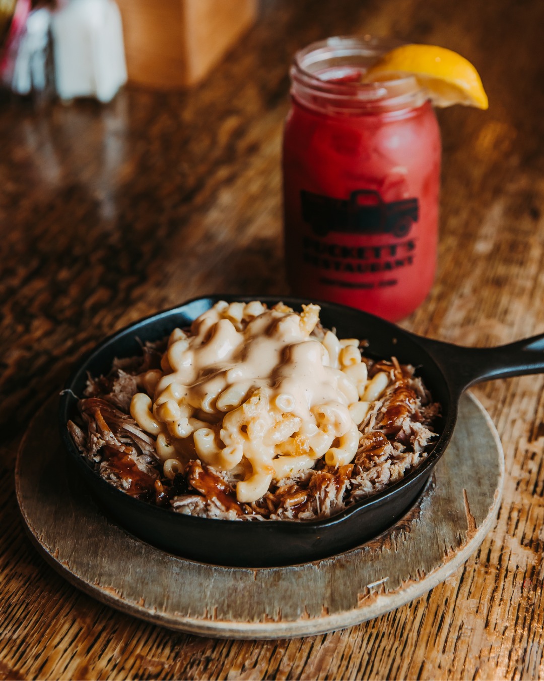 Craving Southern comfort food? 🥘 Look no further than @puckettsrestaurant, serving up Southern hospitality, live music performances, and crave-worthy recipes like this Piggy Mac made with wood-smoked pulled pork and white cheddar mac 'n cheese.
