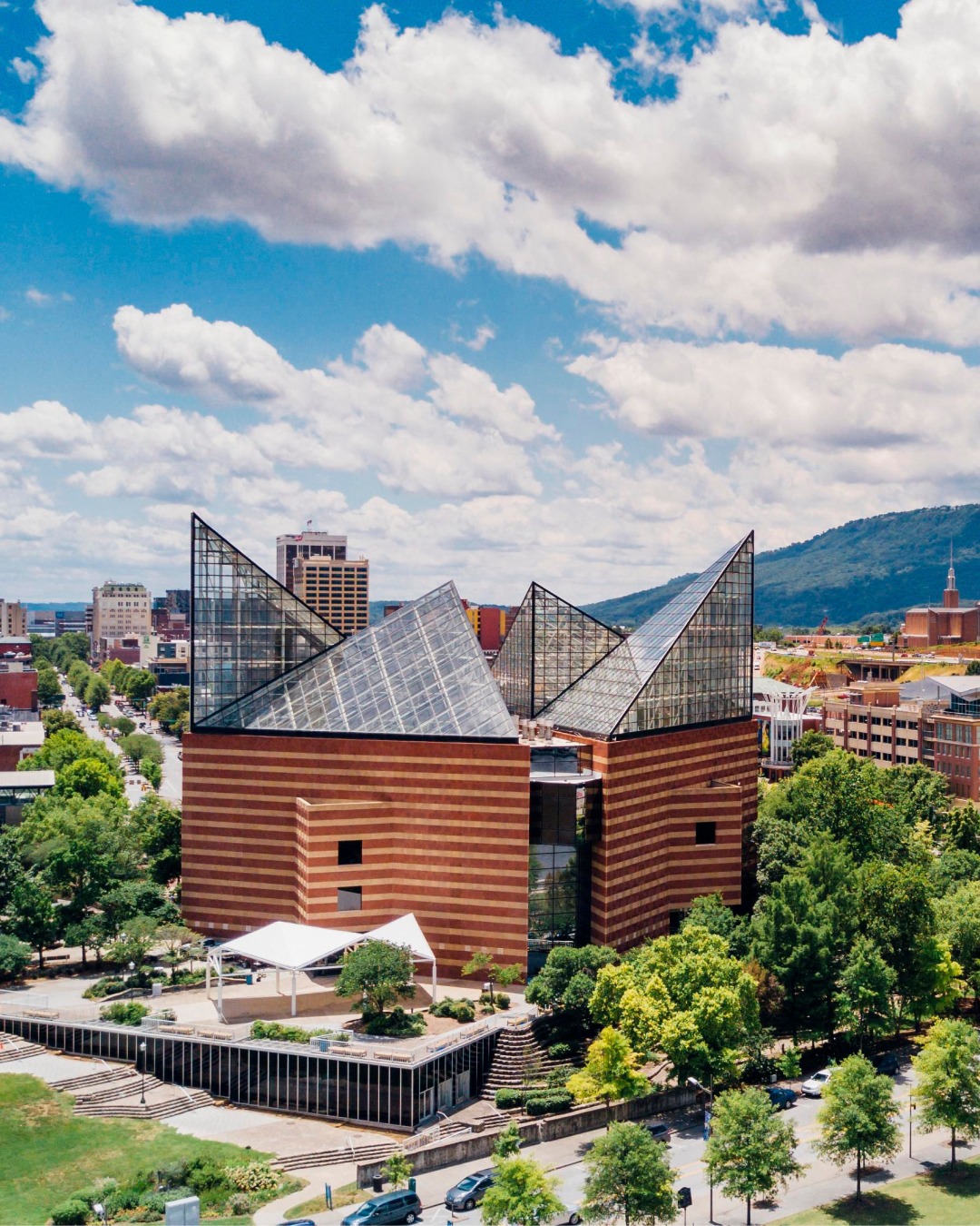 One of Chattanooga’s most recognizable landmarks, the Tennessee Aquarium brings the wonders of the underwater world to the heart of the Scenic City. 🐟 With both a River Journey and Ocean Journey building, @tennesseeaquarium takes visitors from the Tennessee River to the open ocean, showcasing an incredible variety of aquatic life from around the world.